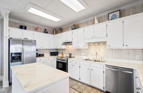 Silver Cay House | Island Time: Family-Friendly Retreat with Pool & Kitchen