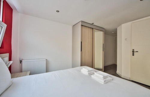 Charenton-le-Pont Apartment | CoLiving Loft with Home Cinema & Fitness Amenities