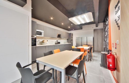Charenton-le-Pont Apartment | CoLiving Loft with Home Cinema & Fitness Amenities