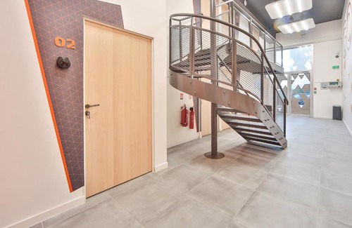 Charenton-le-Pont Apartment | CoLiving Loft with Home Cinema & Fitness Amenities