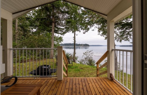 Regional District of Mount Waddington Apartment | Oceanfront Eagle's Nest Cottage: Perfect for Family Getaways