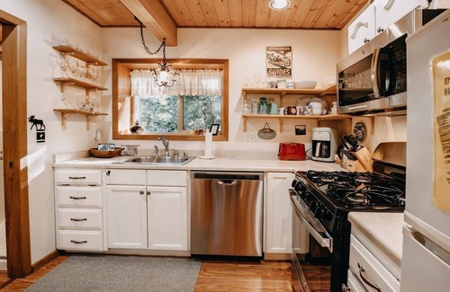 Glacier Cabin | Pet-Friendly Retreat with Hot Tub & BBQ – Sleeps 5!