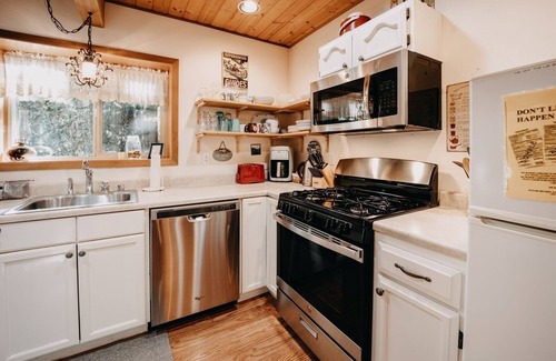 Glacier Cabin | Pet-Friendly Retreat with Hot Tub & BBQ – Sleeps 5!