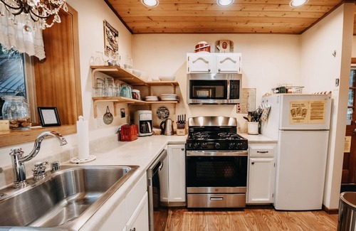 Glacier Cabin | Pet-Friendly Retreat with Hot Tub & BBQ – Sleeps 5!