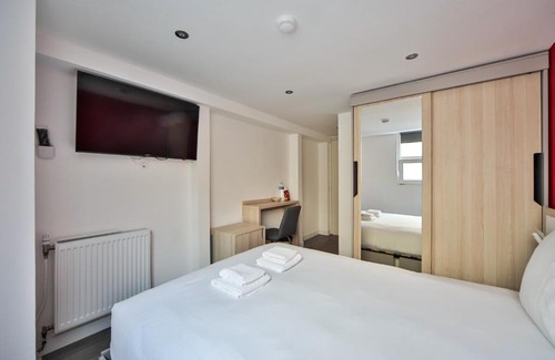 Charenton-le-Pont Apartment | CoLiving Loft with Home Cinema & Fitness Amenities