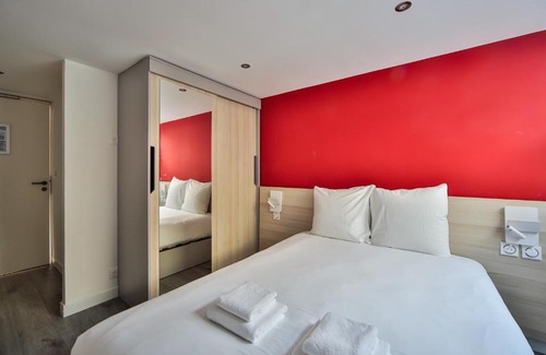Charenton-le-Pont Apartment | CoLiving Loft with Home Cinema & Fitness Amenities