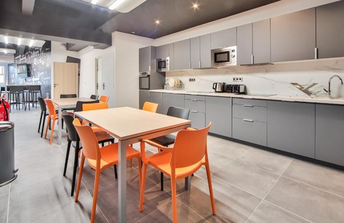 Charenton-le-Pont Apartment | CoLiving Loft with Home Cinema & Fitness Amenities