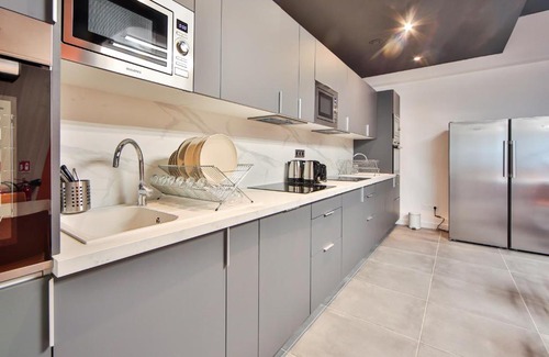 Charenton-le-Pont Apartment | CoLiving Loft with Home Cinema & Fitness Amenities