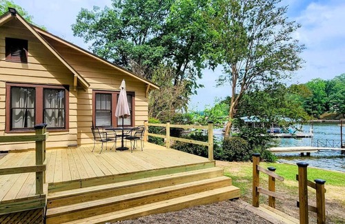 Mid America House | Lakefront Two Bedroom Cottage with Private Beach & Pet Friendly