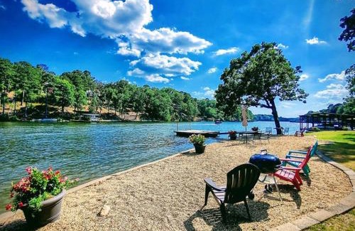Mid America House | Lakefront Two Bedroom Cottage with Private Beach & Pet Friendly