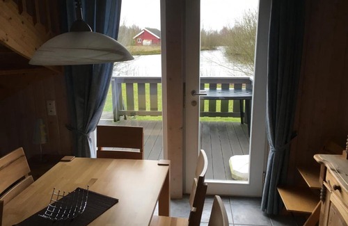 Twist House | Pet-Friendly Ferienhaus am See with Hot Tub & Kitchen