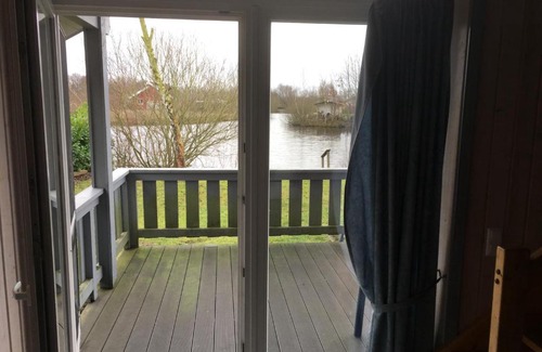 Twist House | Pet-Friendly Ferienhaus am See with Hot Tub & Kitchen