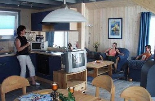 Twist House | Pet-Friendly Ferienhaus am See with Hot Tub & Kitchen