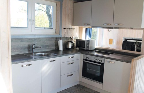 Twist House | Pet-Friendly Ferienhaus am See with Hot Tub & Kitchen