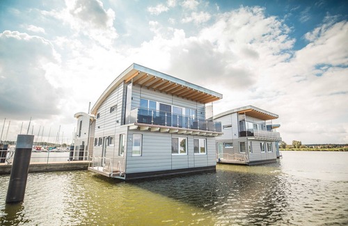 Kroeslin House | Cozy Floating House Thalassa: Oceanfront Retreat with Spa
