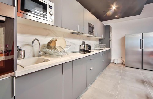 Charenton-le-Pont Apartment | CoLiving Loft with Home Cinema & Fitness for Families