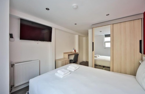 Charenton-le-Pont Apartment | CoLiving Loft with Home Cinema & Fitness for Families