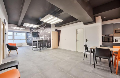 Charenton-le-Pont Apartment | CoLiving Loft with Home Cinema & Fitness for Families