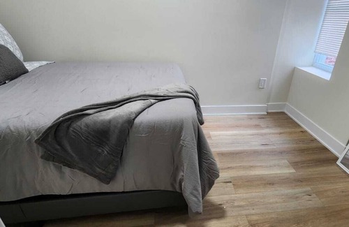 Philadelphia House | #09 Comfy Private Bedroom + TV in Squirrel Hill