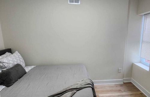 Philadelphia House | #09 Comfy Private Bedroom + TV in Squirrel Hill