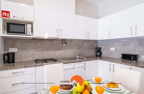 Albufeira Apartment | OldTown Open Space: Steps from the Beach with Spa & Breakfast