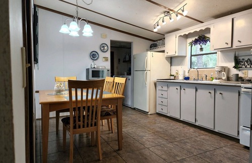 Homosassa House | Relax in a Scenic Park-Like Setting with Family-Friendly Amenities
