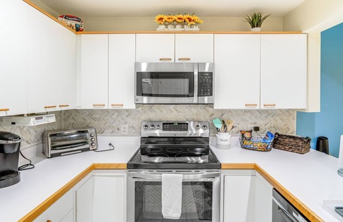 Hancock Condo | 1/2 Mi to Jiminy Peak: Condo w/Pool & Hot Tub