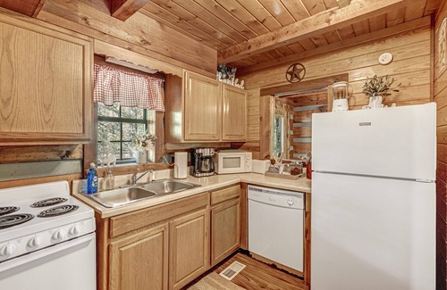 Pigeon Forge Cabin | Perfect Location with Hot Tub & Ocean View - 3BR Retreat