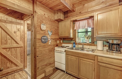 Pigeon Forge Cabin | Perfect Location with Hot Tub & Ocean View - 3BR Retreat