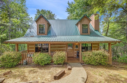 Pigeon Forge Cabin | Perfect Location with Hot Tub & Ocean View - 3BR Retreat