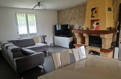 Meyzieu Nord Ouest House | Family-Friendly 1-3 Bedroom Retreat near Groupama Stadium