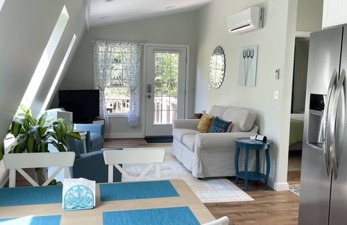 Madison House | Idyllic 1860s Colonial House with Oceanfront Pool & Spa
