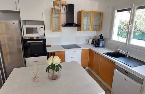 La Garde Villa | 1.5 km from "plage de la Garde" Top of Villa with private garden and barbecue area