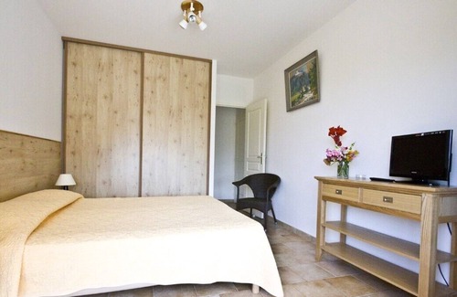 Saint-Florent Hotel | 1.5 km from St-Florent Independent room with access to the sea