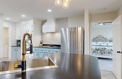 Glenhaven House | 1.5 Miles to TAMU, by Restaurant Row, Shuffleboard, Extra Space Inside and Out!