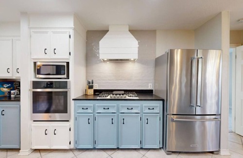 Glenhaven House | 1.5 Miles to TAMU, by Restaurant Row, Shuffleboard, Extra Space Inside and Out!