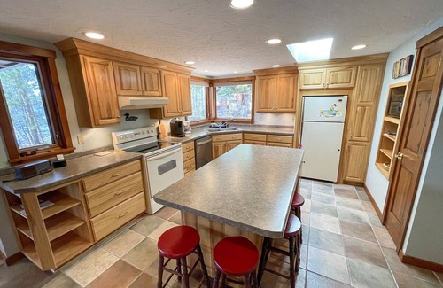 Lodi Cabin | Spacious 3-Bed Retreat with Ocean View & Hot Tub Access