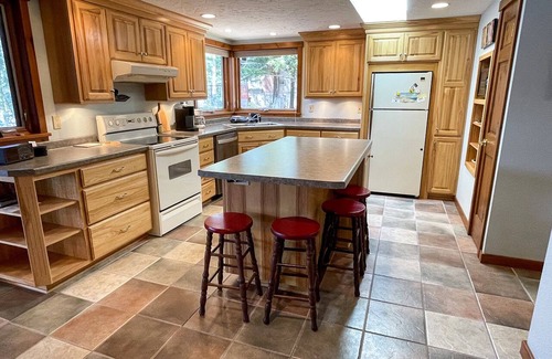 Lodi Cabin | Spacious 3-Bed Retreat with Ocean View & Hot Tub Access