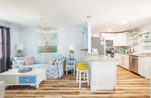 Jensen Beach Cottage | Steps to Ocean: 4 Beds, Bikes & Screened Porch Retreat