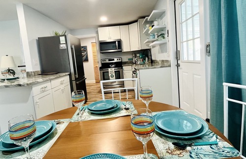 Jensen Beach Cottage | Steps to Ocean: 4 Beds, Bikes & Screened Porch Retreat
