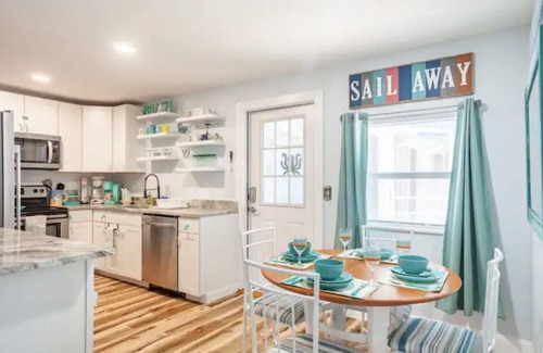 Jensen Beach Cottage | Steps to Ocean: 4 Beds, Bikes & Screened Porch Retreat
