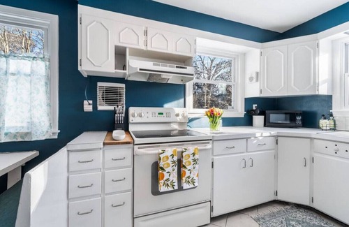 Pittsford House | Pet-Friendly Retreat with Fast Wifi and Full Kitchen