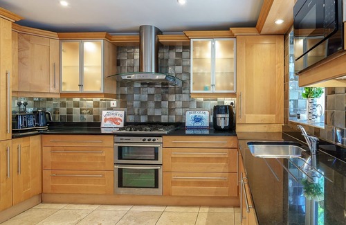 Abersoch Apartment | Unforgettable 1 Afon y Felin Cottages with Oceanfront Views