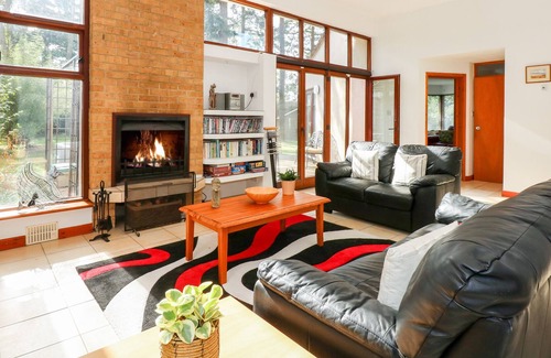 Thetford Cottage | Family-Friendly Aleutia Gardens with Spa & Hot Tub Retreat