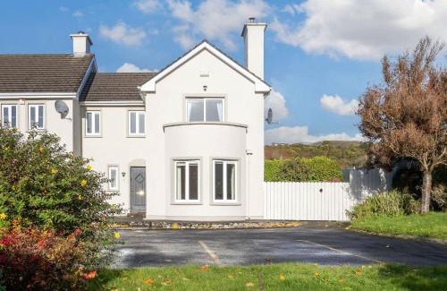 Clifden House | Explore Family-Friendly 4-Star Comfort at An tSean Scoil