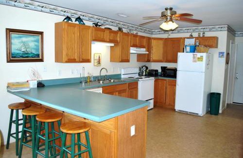 Holden Beach House | Cozy Anchors Away Oceanfront Hotel with Pet-Friendly Amenities