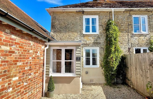 Child Okeford Cottage | Cozy APLANDS Holiday Cottage with Open Fire in Child Okeford