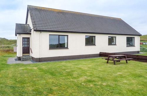 Drumchork House | Cozy Bayview Bungalow: Oceanfront Cottage in Poolewe
