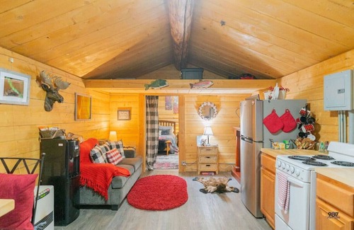 Fairbanks Cabin | Cozy Wolf's Den - 1 Bd Deluxe Log Cabin with Breakfast