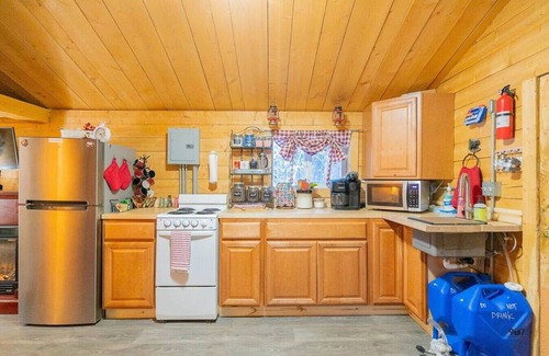 Fairbanks Cabin | Cozy Wolf's Den - 1 Bd Deluxe Log Cabin with Breakfast